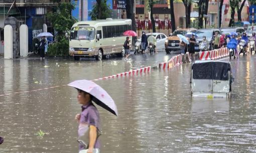 Mưa lớn không kỷ lục như năm 2008, vì sao Hà Nội vẫn chìm trong nước?