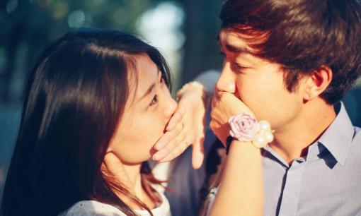 Khi một người phụ nữ hỏi bạn 'Anh đang làm gì đấy?', 4 câu trả lời EQ cao này có thể khiến bạn dễ dàng chiếm được trái tim cô ấy