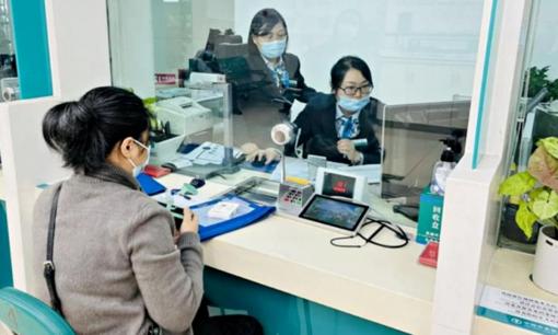 Rút hơn 11 triệu, lại nhận được 111 triệu: Người phụ nữ mang đến trả thì ngân hàng khẳng định: “Chúng tôi không thiếu tiền”