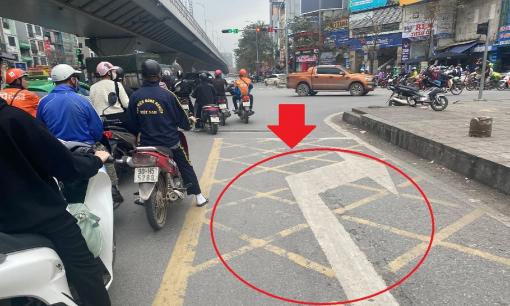 Vạch mắt võng có tác dụng gì? Theo quy định, mức phạt đối với người điều khiển xe máy, xe ô tô dừng trên vạch mắt võng là bao nhiêu?