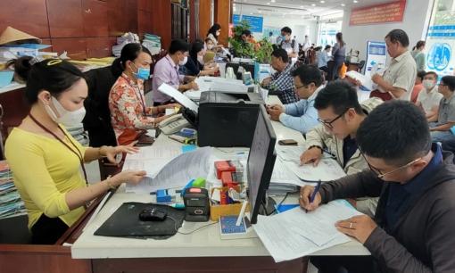 Theo quy định hiện nay, việc chuyển từ viên chức sang công chức cần đáp ứng những điều kiện nào?