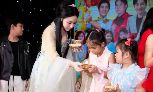 Hoa hậu Hạ My hóa thân thành chị Hằng Nga, trao quà cho các em thiếu nhi đêm Trung thu