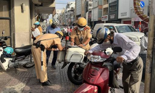 Chạy xe máy vi phạm lỗi này khi tắc đường có thể bị phạt tới 6 triệu đồng và trừ 02 điểm giấy phép lái xe