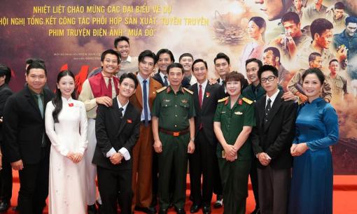 Dàn diễn viên Mưa Đỏ nhận bằng khen của Bộ Quốc phòng