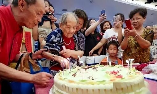 Người xưa nhắc nhở: Có ba tuổi 'đại kị' tổ chức sinh nhật. Đó là ba tuổi nào? Bạn có biết không?