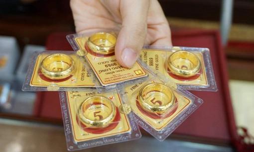 Giá vàng hôm nay tăng lên đỉnh cao mới, có 200 triệu đồng gửi tiết kiệm nên tất toán mua vàng không?