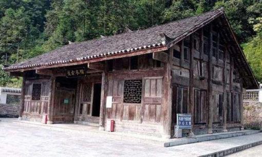 Ngôi nhà lụp xụp làm từ loại gỗ siêu quý hiếm: Có người trả 3.000 tỷ đồng, gia chủ thuộc diện hộ nghèo vẫn quyết không bán