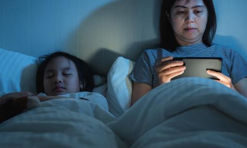 Trẻ đã ngủ, bố mẹ nằm chơi điện thoại bên cạnh có ảnh hưởng gì không? Sự thật khiến nhiều người bất ngờ