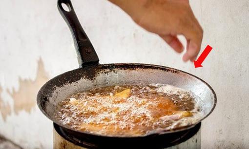 Vợ tạt dầu sôi rồi rắc thêm ớt đỏ, người chồng quằn quại trong đau đớn ngay trước mặt con gái: Bi kịch gia đình!