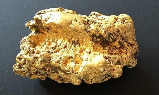 Lái máy xúc đào trúng cục vàng nguyên khối lớn nhất thế giới trị giá gần 10 tỷ đồng, người công nhân 'đổi đời'?