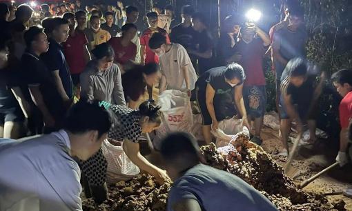 Khoảnh khắc hàng trăm người xuyên đêm hộ đê với tinh thần 'cứu đê là cứu mình'