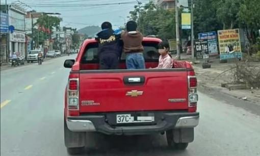 Lý do Việt Nam cấm chở người trên thùng xe bán tải?