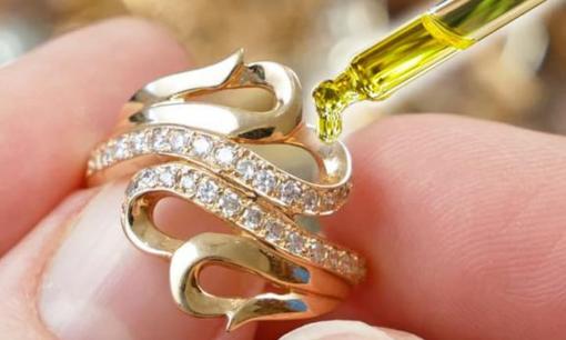 Thử xem vàng, kim cương và trang sức đang dùng là thật hay giả bằng mẹo đơn giản: Hà hơi, ngửi mùi cũng đã rõ, không cần ra tiệm