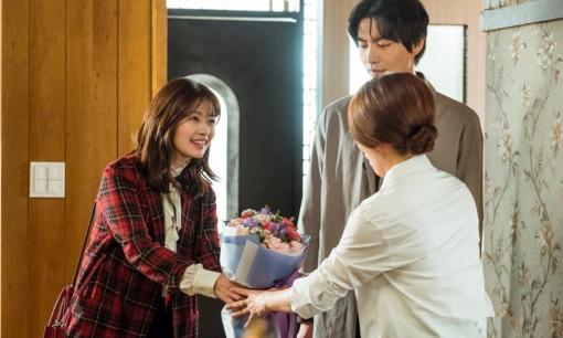 Lần đầu đến nhà bạn trai ra mắt bố mẹ, cô gái thông minh sẽ chủ động làm 3 việc này, không cần nịnh bợ mà vẫn được nhà trai đánh giá cao