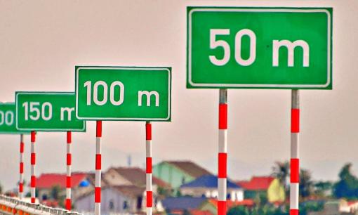 Trên cao tốc, biển báo '0 - 50 - 100m' và vạch kẻ có ý nghĩa gì?