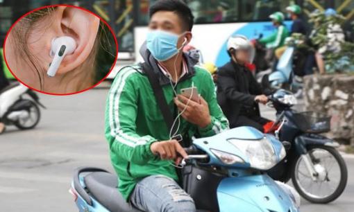 Năm 2025, đeo tai nghe một bên khi đi xe máy bị phạt bao nhiêu tiền?