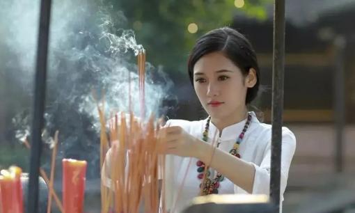 Ông cha ta đã nhắc nhở: Khi thắp hương phải nói hai chữ này, nhưng nhiều người không biết! 