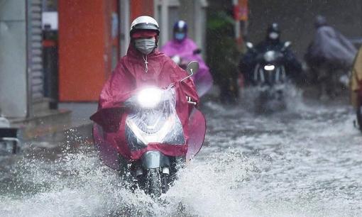 Từ nay, đi xe máy không bật đèn khi trời mưa có thể bị phạt tới 14.000.000 đồng, đúng không?