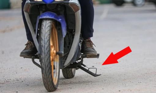 Từ nay, quên gạt chân chống xe máy khi tham gia giao thông bị xử phạt đến 10.000.000 đồng, đúng không?