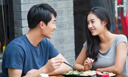 Một người phụ nữ thường nói 'cảm ơn' có thể là một trong ba kiểu người sau