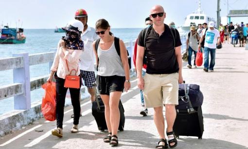 Người dân của 16 quốc gia và vùng lãnh thổ này được miễn thị thực khi nhập cảnh Việt Nam, đó là?