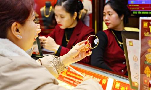 Có nên 'xuống tiền' mua vàng lúc này khi giá tăng 'điên loạn'?