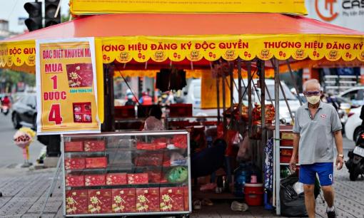 Bánh Trung thu 'đại hạ giá' tràn lan phố Hà Nội: Tại sao các quầy bánh này vẫn chưa thể dọn đi dù Trung thu đã qua 2 tuần?