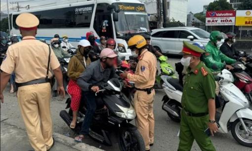 CSGT TP.HCM kiểm tra nồng độ cồn, người vi phạm kịch khung vẫn nói: 'Không uống, tôi đã uống chai nào đâu'