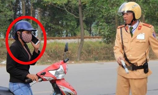 Năm 2025: Dừng xe máy để nghe điện thoại có thể bị xử phạt đến cả chục triệu đồng, đúng không?