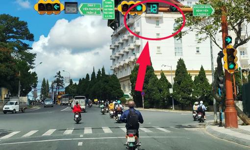 Đèn xanh còn vài giây, dừng xe có bị phạt lỗi không chấp hành tín hiệu đèn giao thông không?