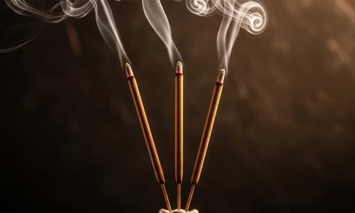 Rất nhiều người chưa biết: Trong ngày có 3 khung giờ đại kỵ kiêng thắp hương