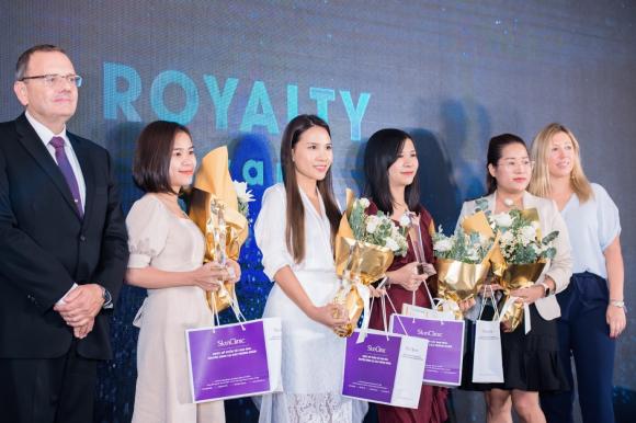 image001-ngoisao.vn-w1600-h1065.jpg 0 SkinClinic, SkinClinic - Làn da khỏe cho người Việt, Hoàng Thùy Linh