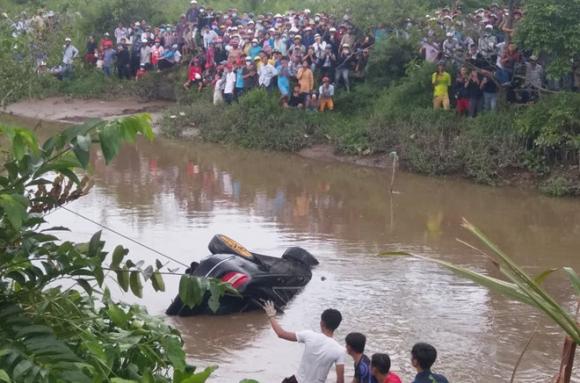 xe ô tô lao xuống sông, Tiền Giang, lật xe ở tiền giang