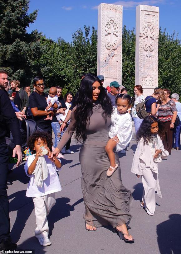 thời trang Kim Kardashian,Kim Kardashian,Kim Kardashian mặc hở hang,gia đình Kim Kardashian,sao Hollywood