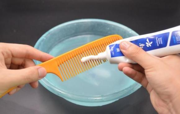 cách làm sạch lược, tác dụng của kem đánh răng, kem đánh răng làm sạch lược