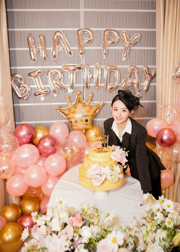 Sinh nhật tuổi 34 của Triệu Lệ Dĩnh Xinh như nàng công chúa