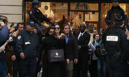 Angelina Jolie được đội vệ sĩ, cảnh sát bảo vệ khi bị bao vây bởi lượng fan khủng ở Paris 