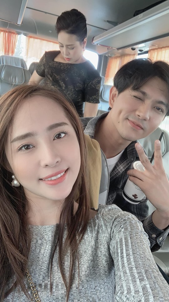 Quỳnh Nga đăng ảnh tiệc đóng máy dự án phim hợp tác chung với Tim và Đàm Phương Linh 0 Diễn viên quỳnh nga,cá sấu chúa quỳnh nga,sao việt