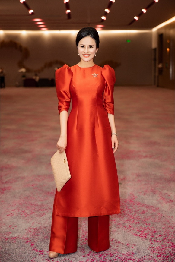 ha-vi-vi-611-6-ngoisao.vn-w580-h869 0 Hạnh Kimmy, Hà Vi Vi, sao việt, Á hậu Châu Á 2019