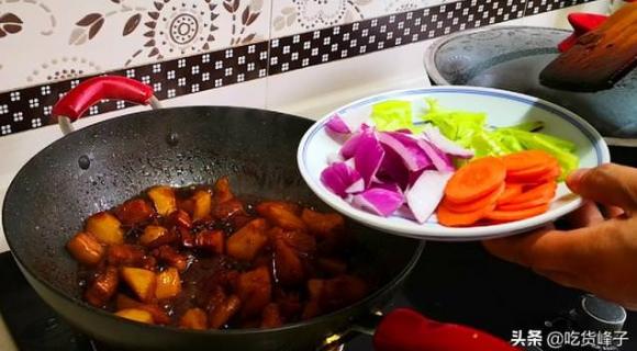 11-thit-lon-ham-khoai-tay-ngoisao.vn-w636-h351 2 món ngon mỗi ngày, kinh nghiệm làm món thịt ba chỉ kho khoai tây, món ngon từ thịt ba chỉ