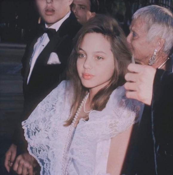 Angelina Jolie,ảnh hồi bé của Angelina Jolie,sao Hollywood