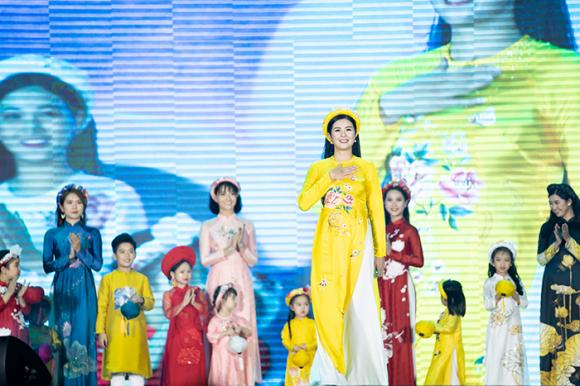 Nữ sinh ung thư nổi tiếng trường Ngoại thương diễn áo dài cho Hoa hậu Ngọc Hân 0 Hoa hậu ngọc hân,nữ sinh ung thư vú trường ngoại thương,sao việt