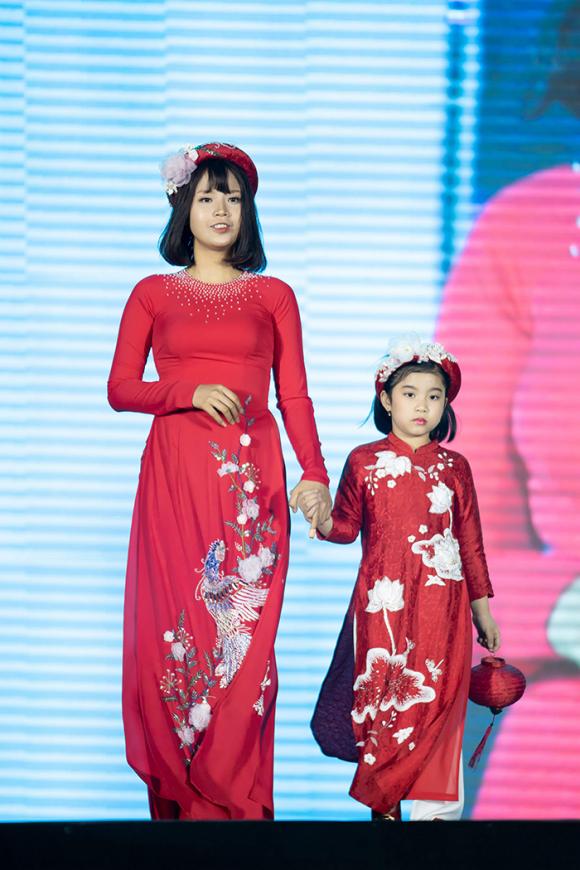 Nữ sinh ung thư nổi tiếng trường Ngoại thương diễn áo dài cho Hoa hậu Ngọc Hân 8 Hoa hậu ngọc hân,nữ sinh ung thư vú trường ngoại thương,sao việt