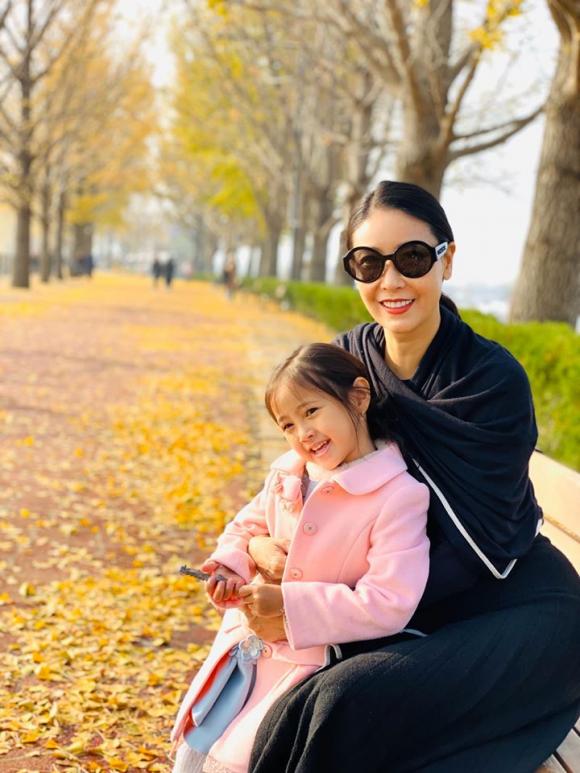 Hoa hậu Hà Kiều Anh cùng con gái đi ngắm lá vàng ở Hàn Quốc