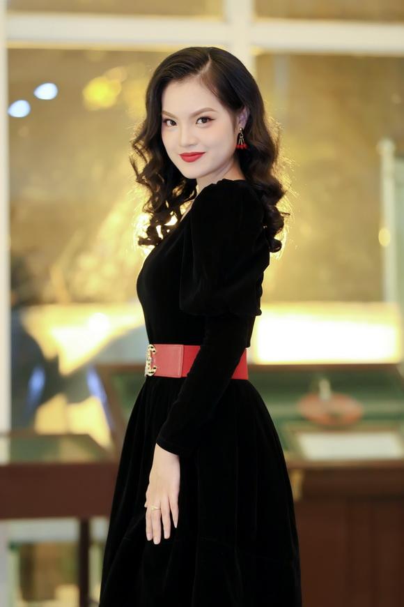 sunny-dan-ngoc-1711-1-ngoisao.vn-w580-h870 5 Sunny Đan Ngọc, Hoa khôi Thủ Đô