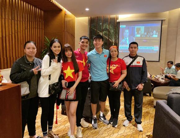 bạn gái Mạc Văn Khoa chụp cùng các cầu thủ 4 thủ môn Đặng Văn Lâm, Đặng Văn Lâm, bạn gái Mạc Văn Khoa