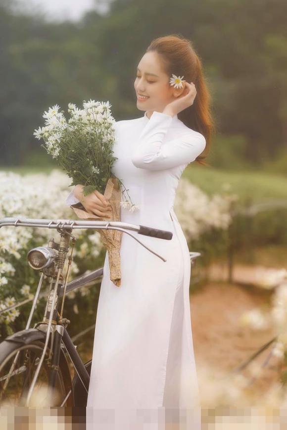 Thúy Vi chụp hình với cúc họa mi 8 hot girl Thúy Vi, hot girl Thúy Vi ra Hà Nội, giới trẻ