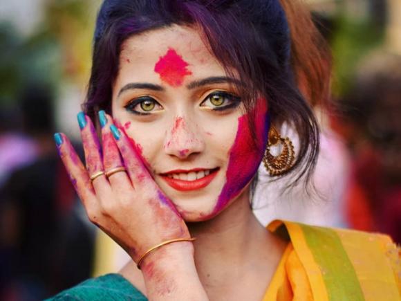 thiếu nữ Ấn Độ trong lễ hội mùa xuân,hot girl Ấn Độ có màu mắt đẹp,Joyeeta Sanyal