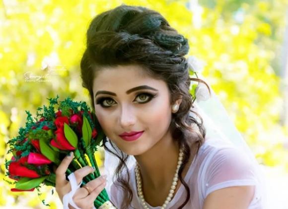thiếu nữ Ấn Độ trong lễ hội mùa xuân,hot girl Ấn Độ có màu mắt đẹp,Joyeeta Sanyal