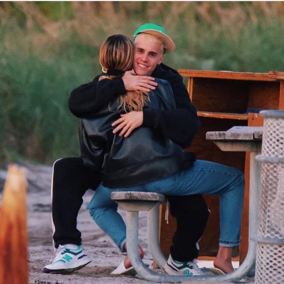 justin bieber, hailey baldwin, ôm ấp, sao hollywood